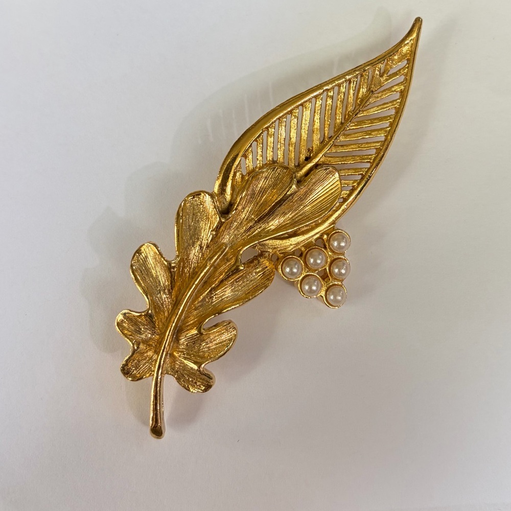 Vintage Gold Tone Elegant Gold Leaf Statement Brooch with Faux Pearls